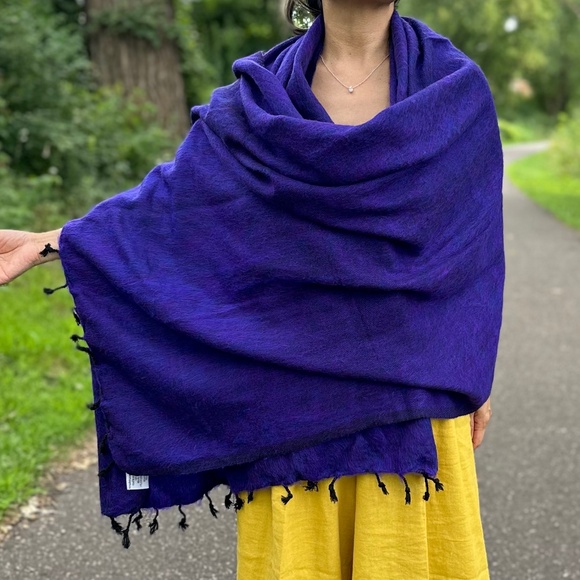 Himalayan yak wool shawl/wrap/scarf/blanket handmade in Nepal. Warm Soft Light. - Picture 6 of 9